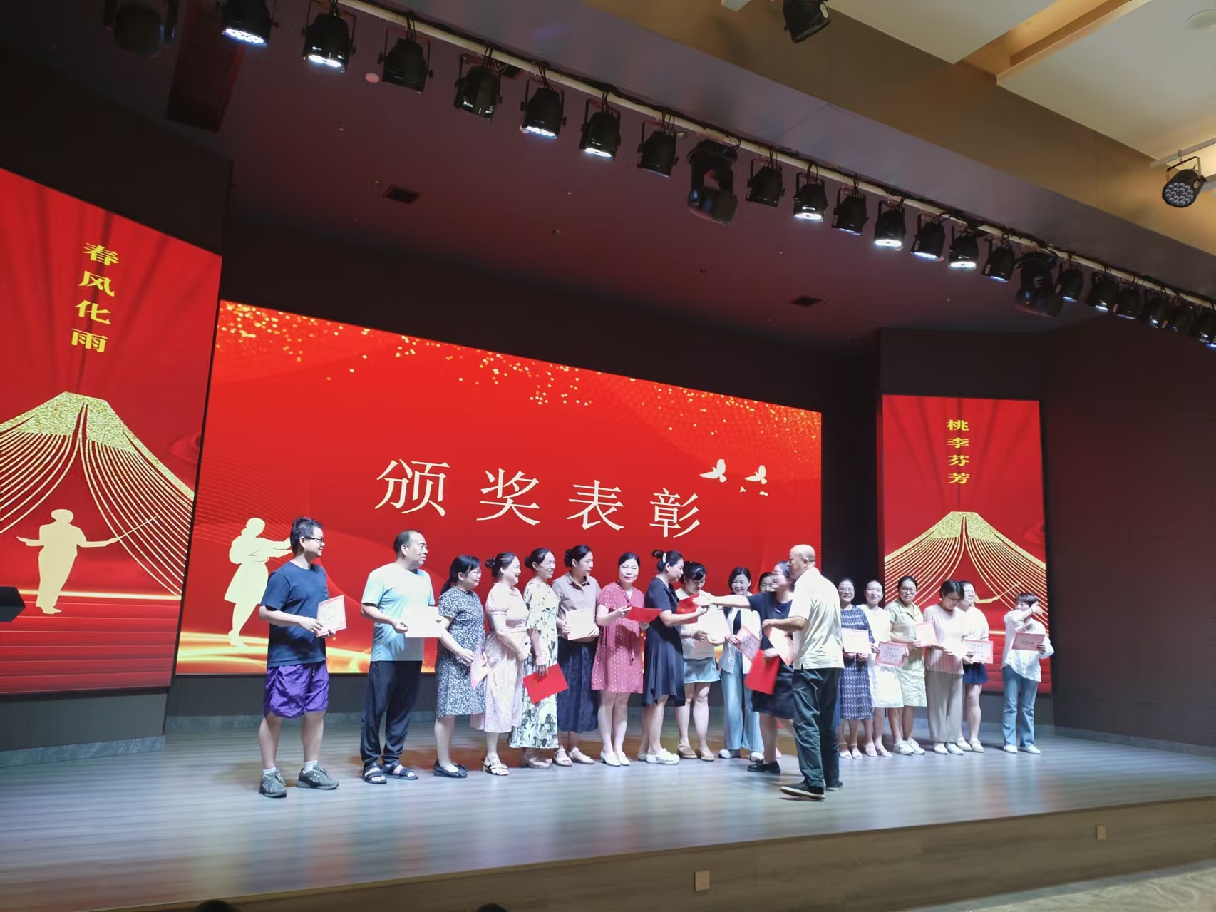 9月10日，曙光學校教師節(jié)文藝晚會在湖南精正溢香園酒店舉辦